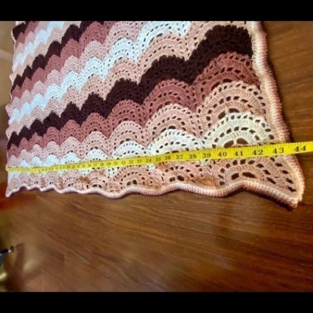 VINTAGE SCALLOP PATTERN GRANNY QUILT AFGHAN